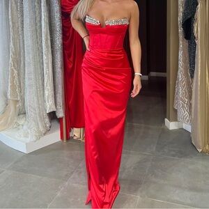 Elegant Red Strapless Evening Gown for prom or events